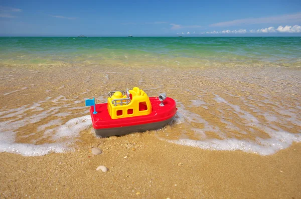 Navio de brinquedo na costa do mar . — Fotografia de Stock