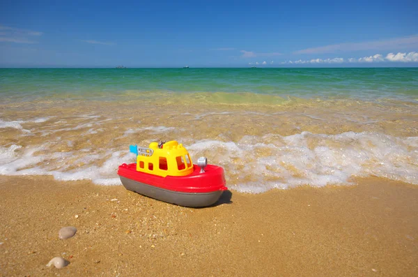 Speelgoed schip op de kust. — Stockfoto