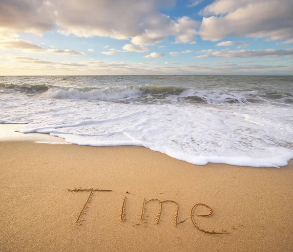 Time word sur le sable de la mer . Photo De Stock