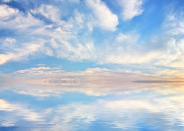 arka planda gökyüzü günbatımı.