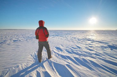 adam ve kış güneş ışığı.