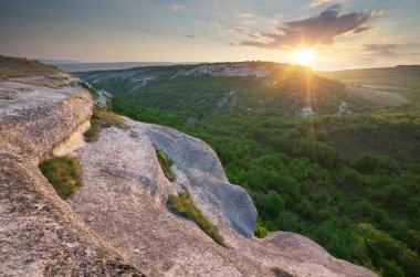 Dağ'ın güneşli sabah. 