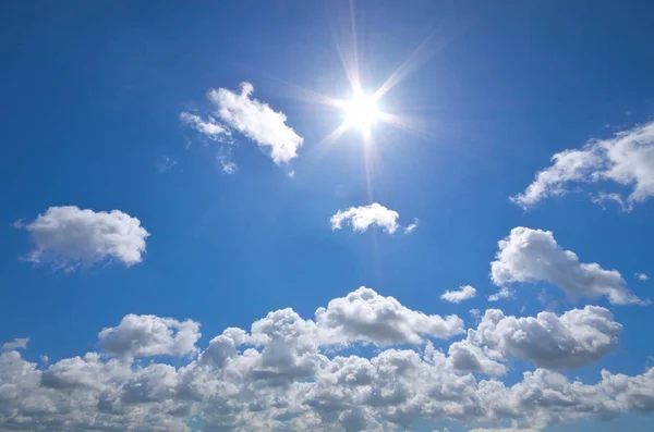 Deep blue sky and summer sun. — Stock Photo, Image