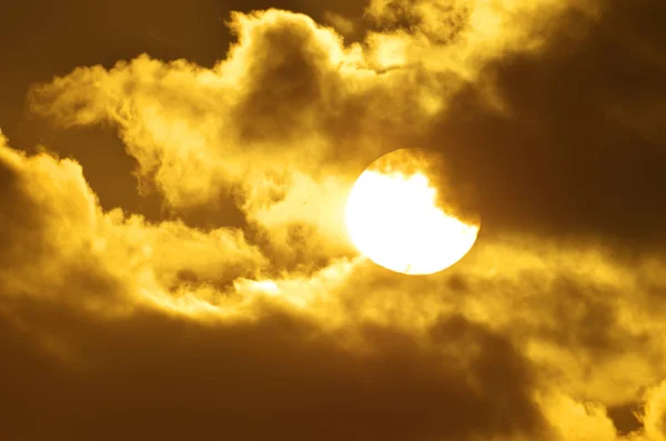 Große Sonne bei Sonnenuntergang. — Stockfoto