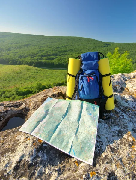 Mochila e mapa em montanha . — Fotografia de Stock