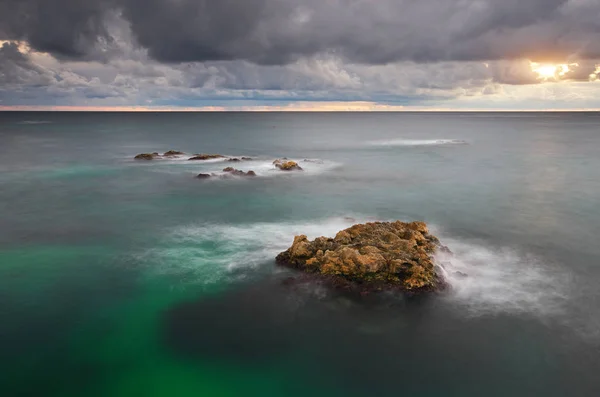 Rocce e tempesta marina . — Foto Stock