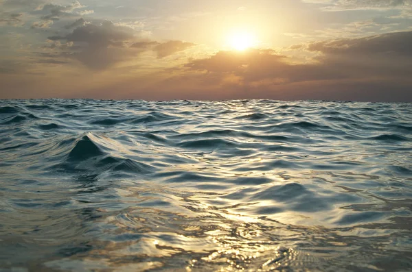 Golven op zonsondergang. — Stockfoto