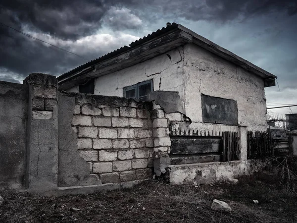 Vieja casa destruida . — Foto de Stock