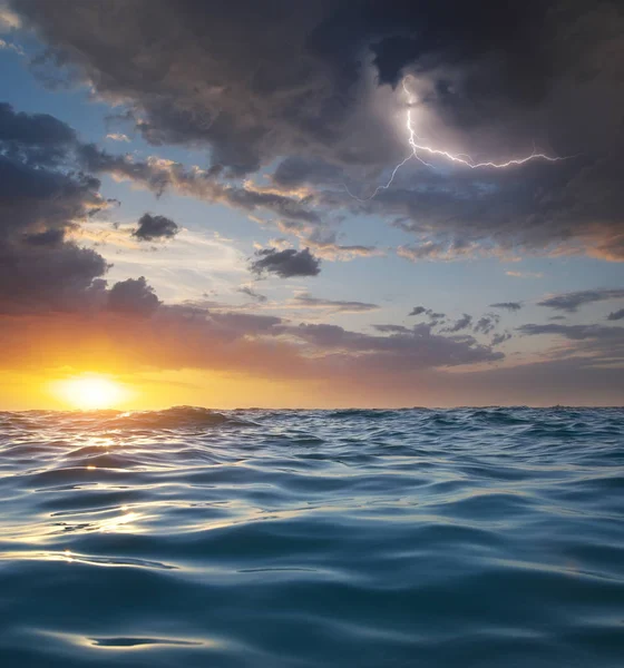 Golven op zonsondergang. — Stockfoto