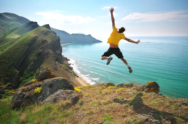 Homem feliz salto — Fotografia de Stock