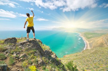 Dağın tepesindeki adam.