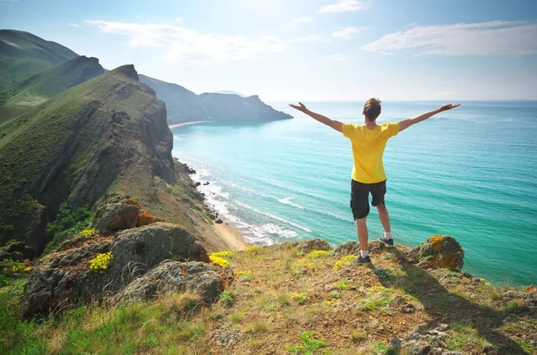 El hombre disfruta de la naturaleza . — Foto de Stock