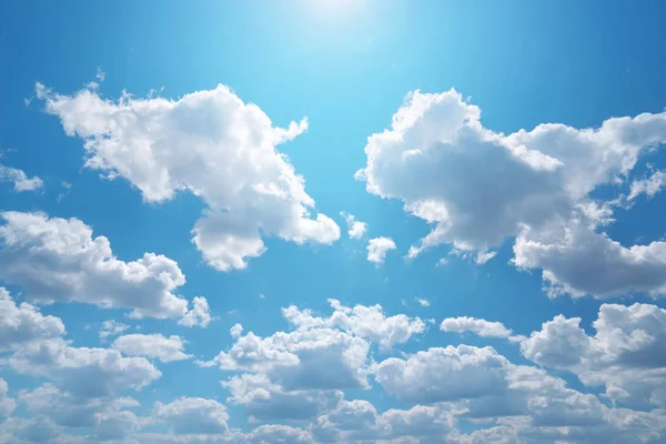 Diepblauwe hemel en zomerzon. — Stockfoto
