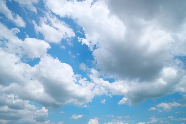 Tiefblauer Himmel — Stockfoto