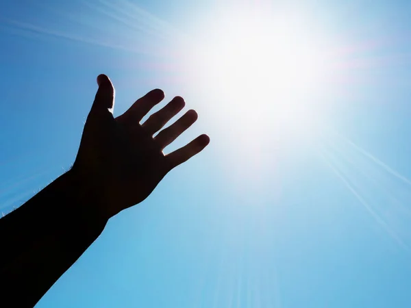 Hand an die Sonne. — Stockfoto