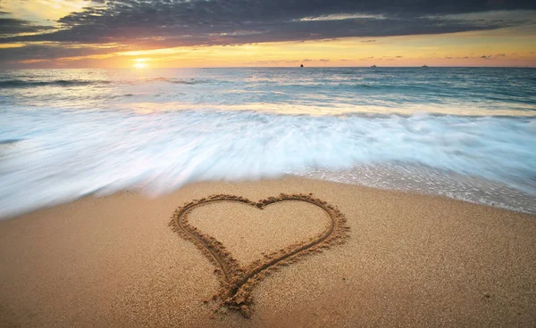 Cuore sulla spiaggia . — Foto Stock