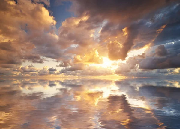 Hemelachtergrond op zonsondergang. — Stockfoto