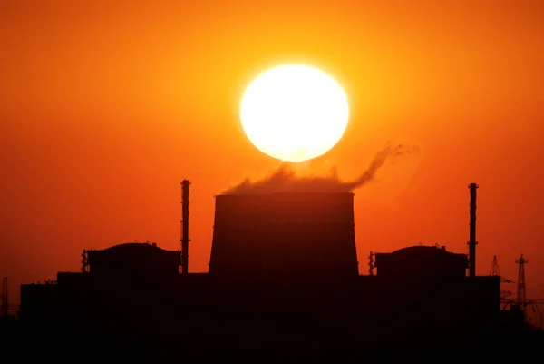 Enerji Santrali ve güneş — Stok fotoğraf