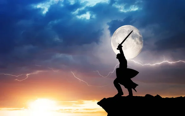 Warrior silhouet en bliksem. — Stockfoto