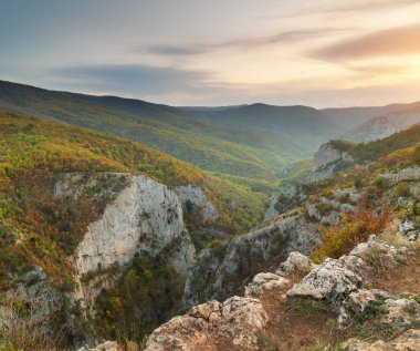 Dağ kanyonunda sonbahar günbatımı. 