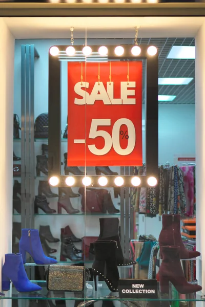 O aviso de venda em uma loja de roupas . — Fotografia de Stock