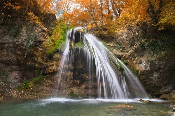 Cachoeira primavera e. Composição natural . — Fotografia de Stock