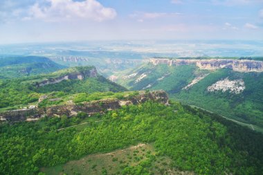 Eski dağ harabe mağara kasabası Mangup. Doğa yapısı bileşimi. Hava aracı görünümü.