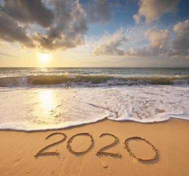 Deniz kıyısında 2020 yıl. Tasarım elementi.