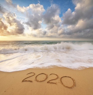 2020 yıl deniz kıyısında gün batımında. Tasarım elementi.