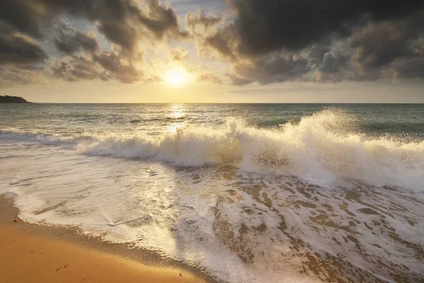 Meereswellen bei Sturm bei Sonnenuntergang — Stockfoto