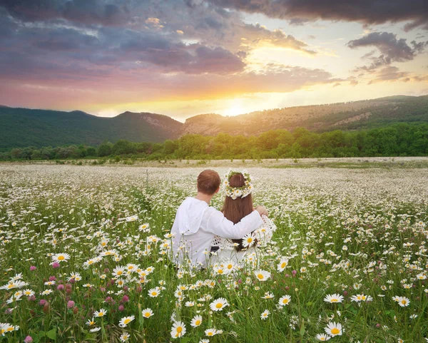 Schönes Paar auf der Gänseblümchenwiese. — Stockfoto