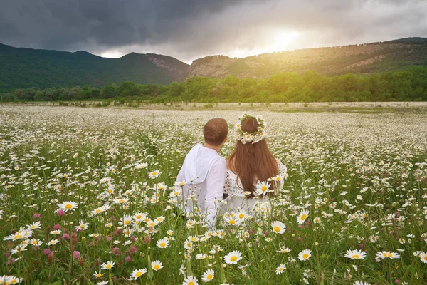 Schönes Paar auf der Gänseblümchenwiese. — Stockfoto