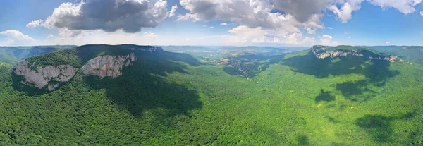 Duża panorama górskiego i zielonego lasu letniego. — Zdjęcie stockowe