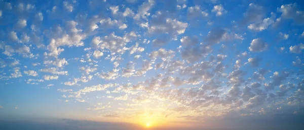 Panorama des Himmelshintergrundes bei Sonnenuntergang — Stockfoto