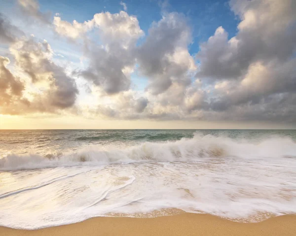 Bord de mer sablonneux au coucher du soleil . — Photo