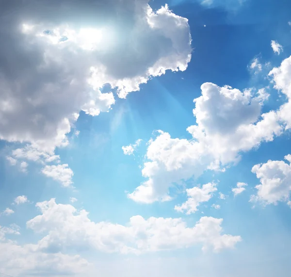 Diepblauwe hemel en zomerzon — Stockfoto