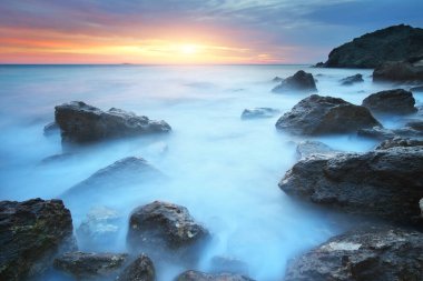 Güzel deniz manzaralı gün batımı. Denizde gün batımı. Doğa bileşimi
