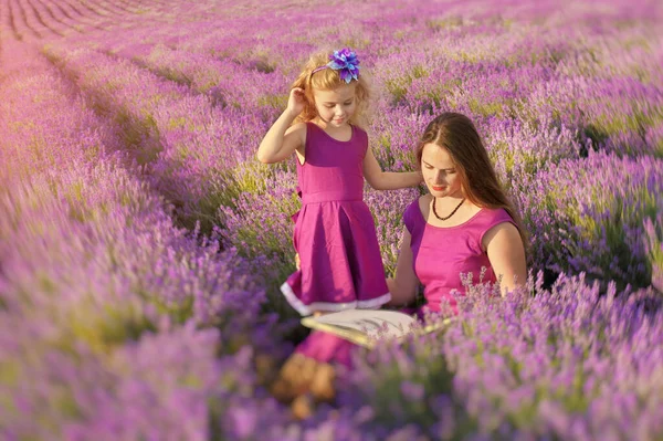 Little Girl Mother Meadow Lavender Reading Book Family Care Nature — Stock Photo, Image