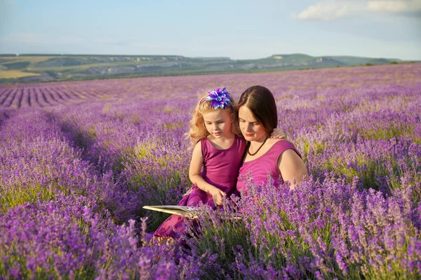 Niña Madre Prado Lavanda Leyendo Libro Cuidado Familiar Composición Naturaleza — Foto de Stock