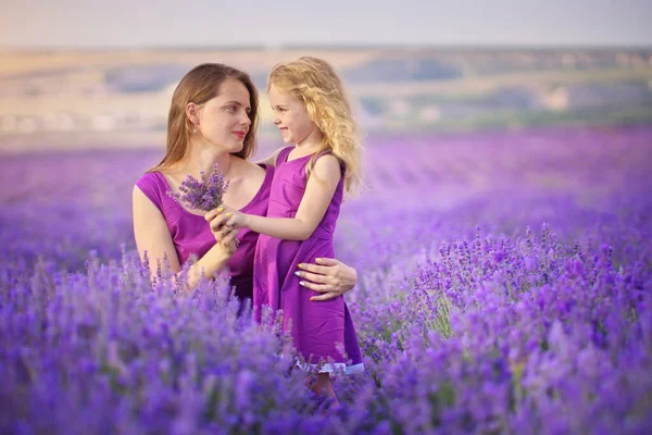 Niña Madre Prado Lavanda Cuidado Familiar Composición Naturaleza — Foto de Stock