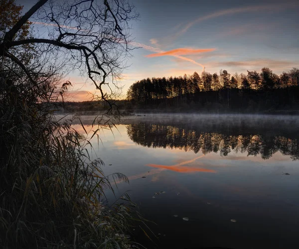 Krásný východ slunce nad jezerem — Stock fotografie