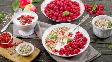 Müsli, yoğurt ve ahududu