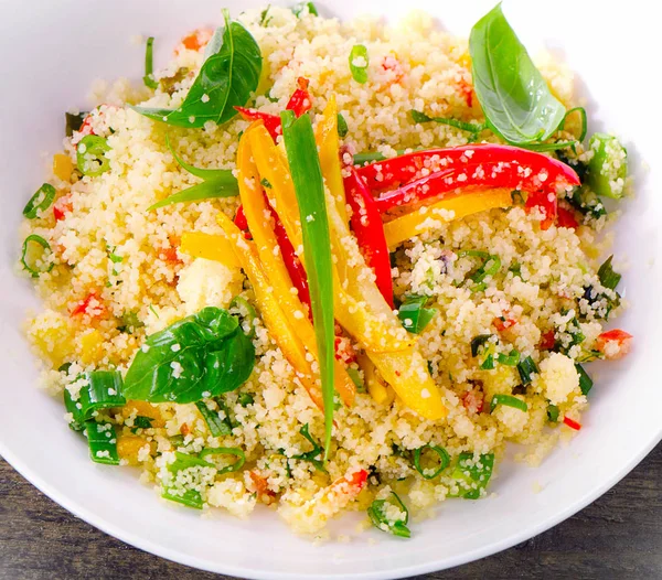 Couscous con verduras y mariscos en un plato blanco . —  Fotos de Stock