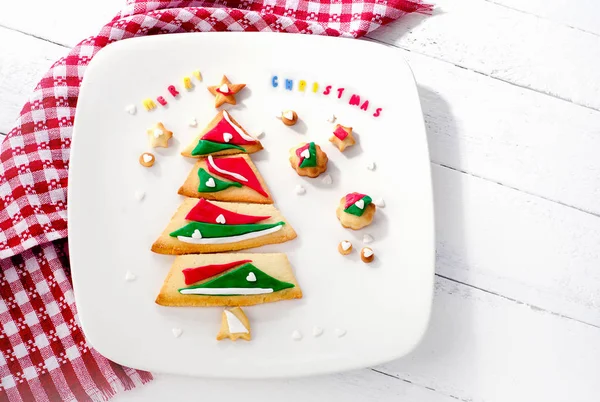 Árbol de galletas de Navidad en un plato blanco . — Foto de Stock