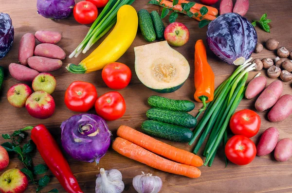 Čerstvá zelenina a ovoce na pozadí. Zdravé jídlo koncept. — Stock fotografie