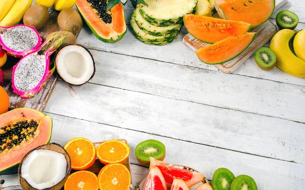 Miscela di frutta fresca su uno sfondo di legno . — Foto Stock