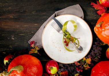 Kabak, elma ve rustik tabağa sonbahar kompozisyon woo