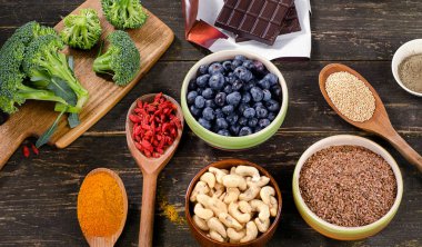 Ahşap arka plan üzerinde süper gıdalar. 