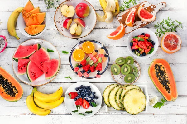 Vers gemengd fruit. Het eten van gezonde voeding. — Stockfoto