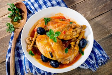 Demlenmiş tavşan bacaklar Siyah Zeytin ve taze otlar ile.